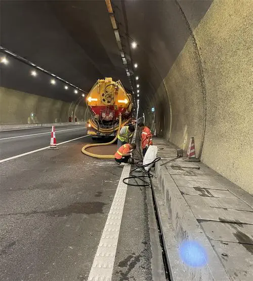 改则隧道排水渠清淤